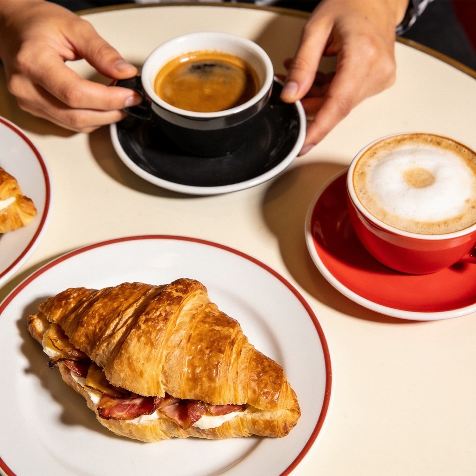Colazione con espresso, cappuccino e cornetti farciti